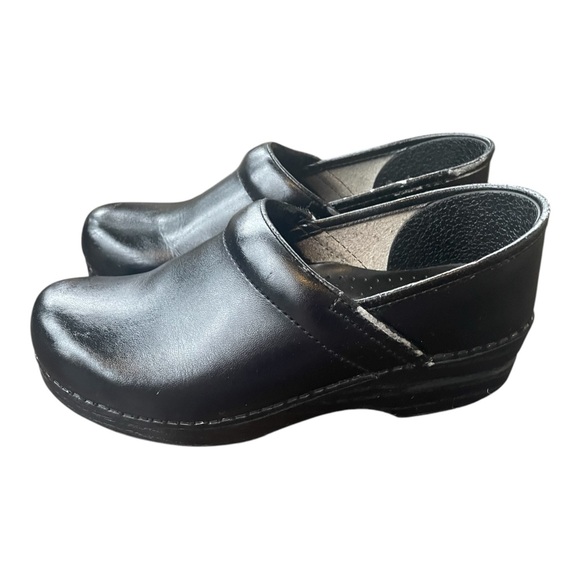 Dansko Shoes - DANSKO MATTE BLACK LEATHER PROFESSIONAL HEALTHCARE SLIP ON CLOGS SZ 39 (8.5-9)